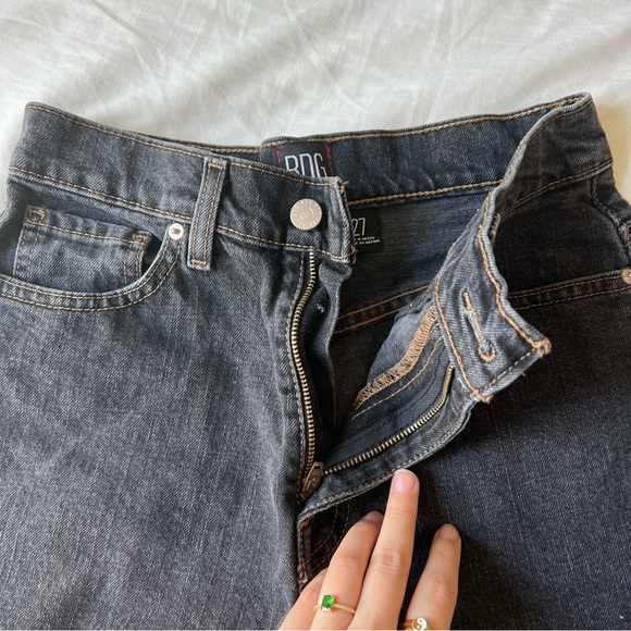 BDG High Rise Mom Jean Shorts Size 27 - Picture 3 of 7